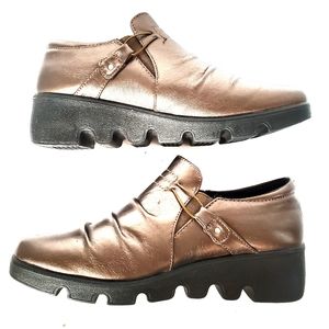 NWOT Moda Ladian Bronze Metallic Slip Ons